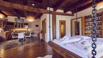 Luxe studio suite, uitzicht op stad (Castle View 2) | Een minibar, een kluis op de kamer, individueel gemeubileerd