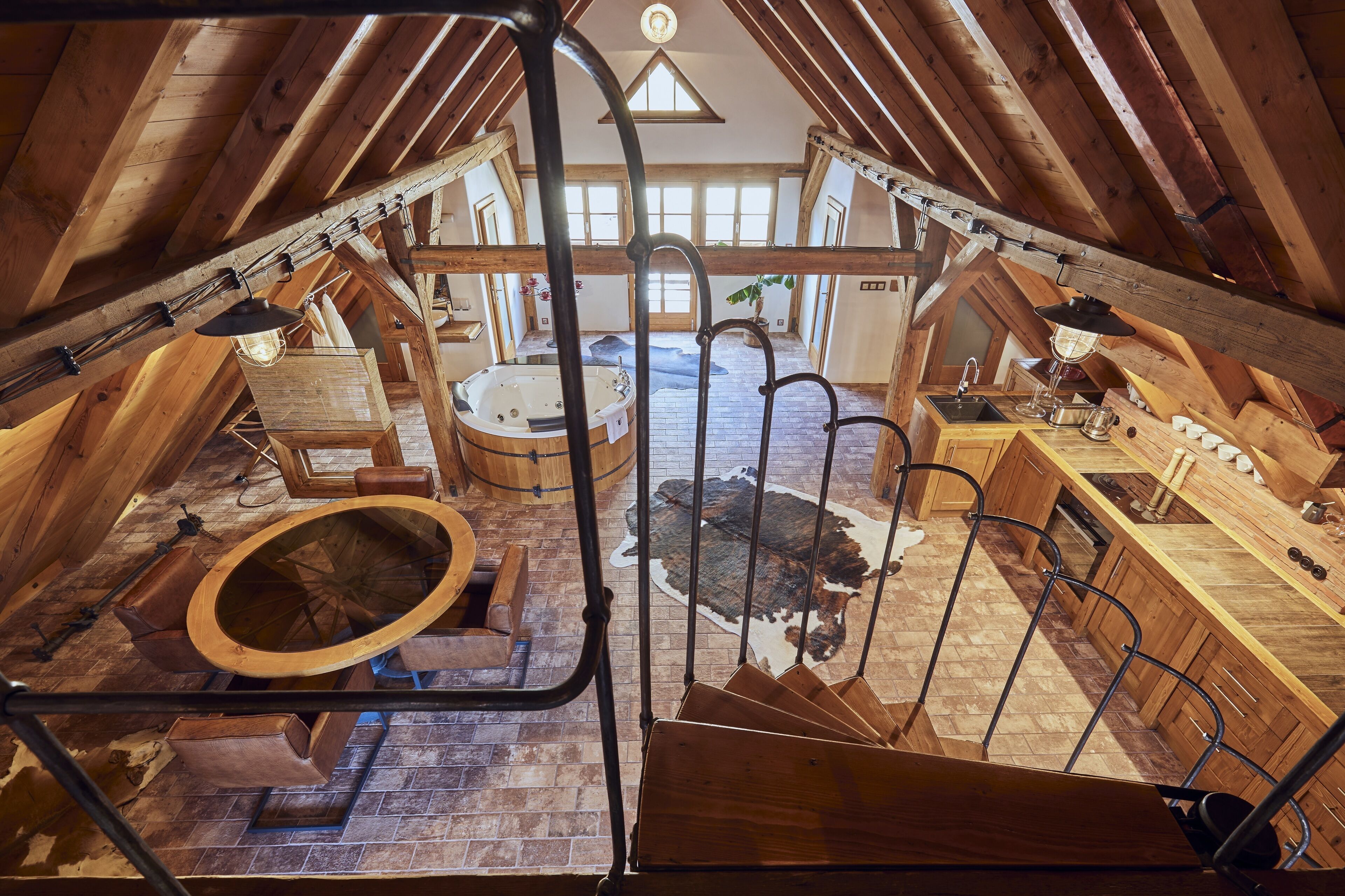 Een zolderkamer met een schuine houten plafond, een groot houten bed, een houten schommel, een houten stoel, een houten tafel, een houten bankje, een houten krukje, een houten kast, een houten dressoir, een houten plank, een houten stoel, een houten tafel, een houten bankje, een houten krukje, een houten kast, een houten dressoir, een houten plank, een houten stoel, een houten tafel, een houten bankje, een houten krukje, een houten kast, een houten dressoir, een houten plank, een houten stoel, een houten tafel, een houten bankje, een houten krukje, een houten kast, een houten dressoir, een houten plank, een houten stoel, een houten tafel, een houten