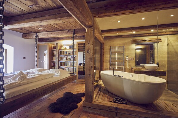 Luksus-studiosuite, byutsikt (Castle View 1) | Minibar, safe på rommet, individuelt innredet og strykejern/-brett