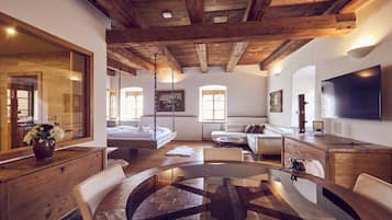 Apartment 2 with Castle View | Frigobar, cofres nos quartos, individualmente mobiliados