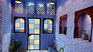 ملاءات من القطن المصري وأغطية فراش متميزة وميني بار وخزنة داخل الغرفة