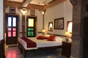 King Suites with Balcony & Fort View | Egyptian cotton sheets, premium bedding, minibar, in-room safe - Raj Mandir Boutique Home Stay (Jodhpur)