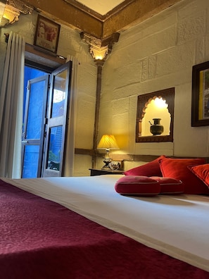 King Suites with Balcony & Fort View | Egyptian cotton sheets, premium bedding, minibar, in-room safe - Raj Mandir Boutique Home Stay (Jodhpur)