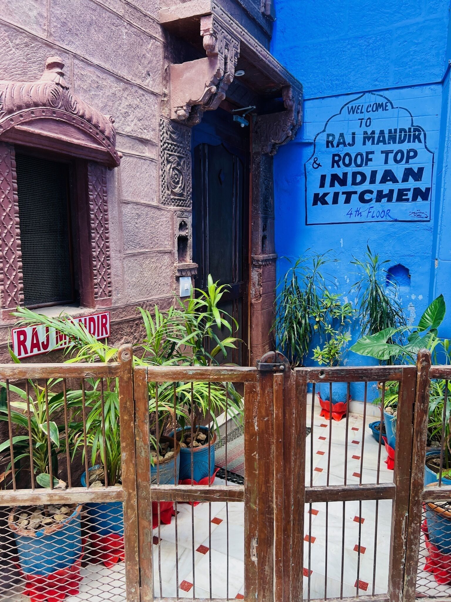 Un bâtiment sur lequel on peut lire l’inscription suivante : « Raj Mandir et restaurant indien sur le toit, 4e étage ».
