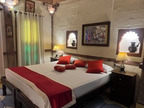 King Suites with Balcony & Fort View | Egyptian cotton sheets, premium bedding, minibar, in-room safe
