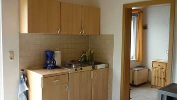 Wasserkocher mit Kaffee-/Teezubehör, Kühlschrank, Ofen, Wasserkocher
