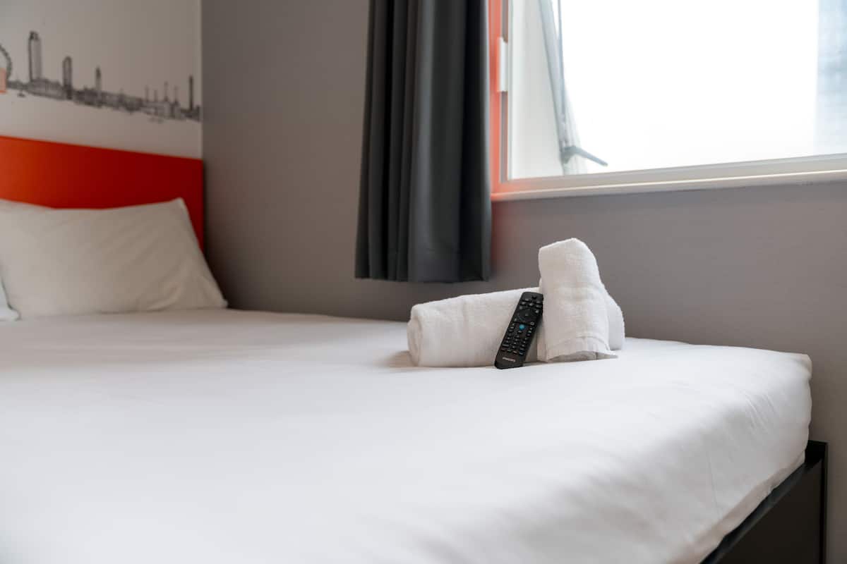 Tabla de planchar con plancha, wifi gratis y ropa de cama