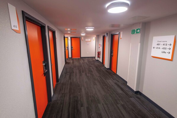 Tabla de planchar con plancha, wifi gratis y ropa de cama