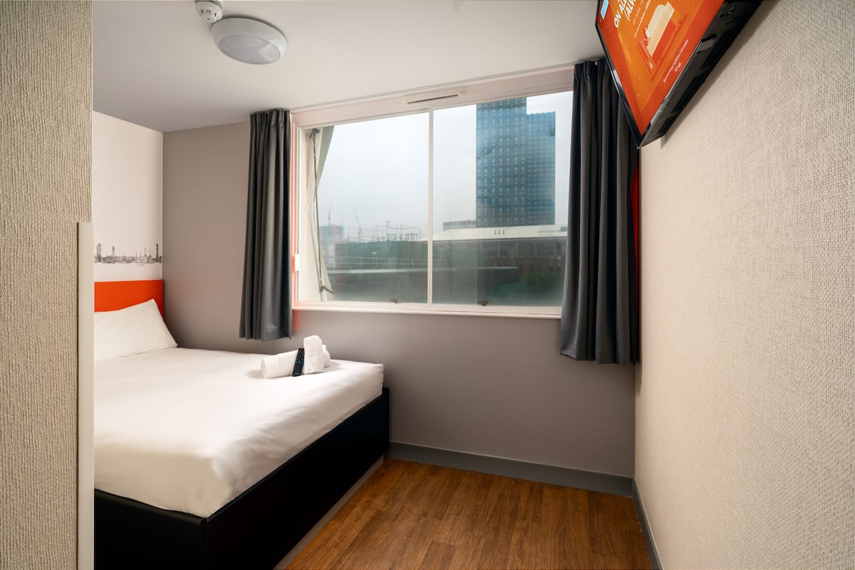 Tabla de planchar con plancha, wifi gratis y ropa de cama