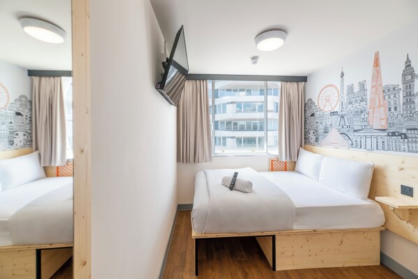 Laptop workspace, iron/ironing board, free WiFi, bed sheets - easyHotel London Croydon (Croydon)