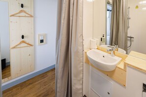 Double Room (No Windows) | Bathroom | Shower, free toiletries, towels, soap - easyHotel London Croydon (Croydon)