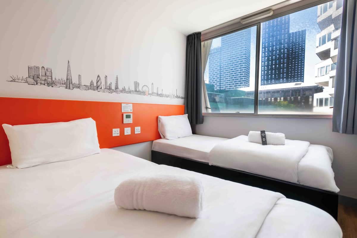 Tabla de planchar con plancha, wifi gratis y ropa de cama