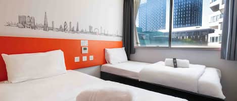 Habitación estándar con 2 camas individuales, 2 camas individuales | Tabla de planchar con plancha, wifi gratis y ropa de cama