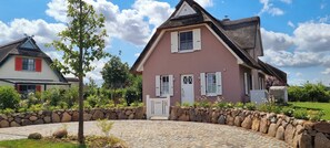 Exterior - Reethaus am Meer - pure relaxation and recreation! Sauna & fireplace - Wallbox at the house (Zierow)