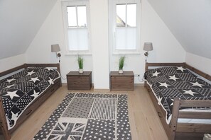 2 bedrooms, desk, iron/ironing board, travel crib - Reethaus am Meer - pure relaxation and recreation! Sauna & fireplace - Wallbox at the house (Zierow)