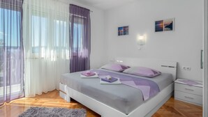Una camera da letto moderna con un letto grande, un comodino e vista sull'esterno.