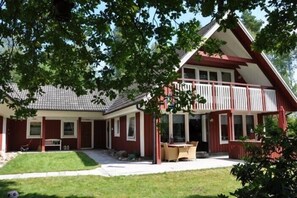 Exterior - Dream house by lakes in Småland - sauna, fireplace, wifi, garden, solar/e-charging station (Markaryd)