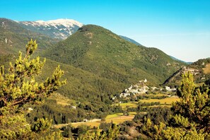 A mountainous landscape with a village nestled in the valley. - Village vacances Léo Lagrange Montbrun (Montbrun-les-Bains)