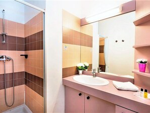 Shower, towels - Village vacances Léo Lagrange Montbrun (Montbrun-les-Bains)