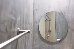 Dusche, kostenlose Toilettenartikel, Haartrockner, Bidet