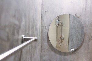 Ducha, artículos de tocador gratuitos, secador de pelo, bidet