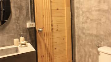 Standard Double Room with Garden View | Bathroom | Shower, free toiletries, hair dryer, bidet