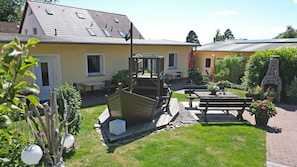 Outdoor dining - Vacation home 01 with fireplace and terrace - Holiday apartments with terrace in Sellin (Sellin)