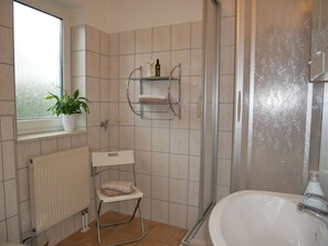 Douche, sèche-cheveux, savon, papier toilette