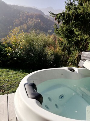 Un jacuzzi con una vista despejada de un paisaje montañoso al fondo.