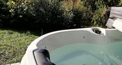 2-bedroom apartment with PRIVATE JACUZZI close to ski resorts with breathtaking views