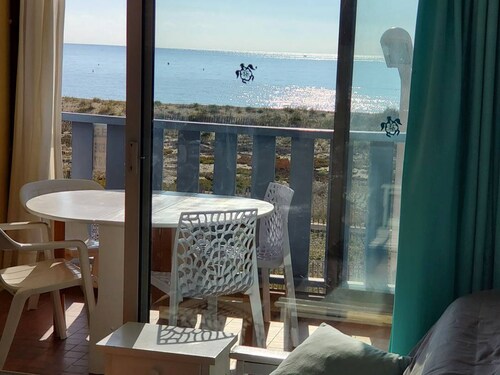 Beachfront Apartment for 4 with Parking & Sea Views - Le Barcarès