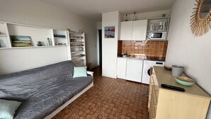 Een knus verblijf met een zithoek, kitchenette en een eethoekje.