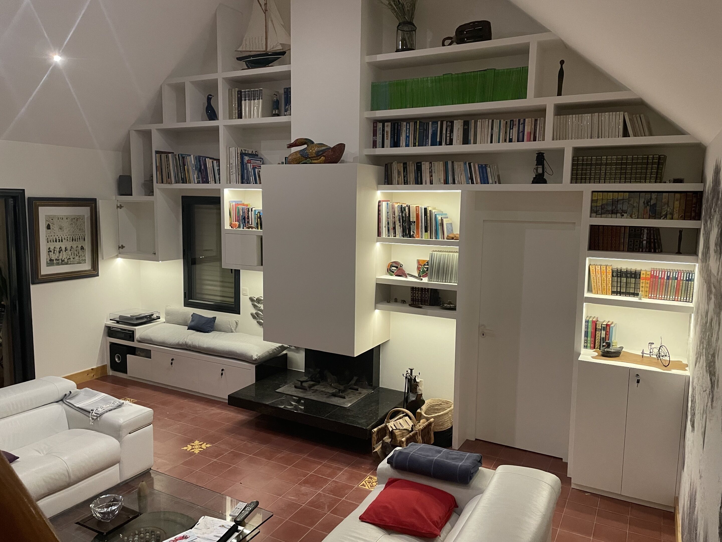 Fernseher, Kamin, DVD-Player