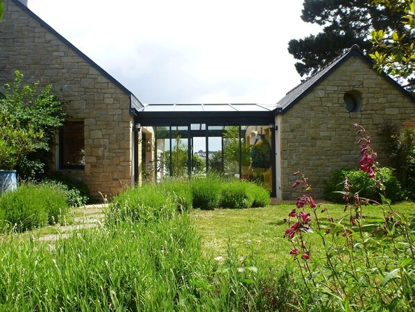 المنشأة من الخارج