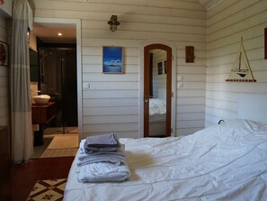 5 bedrooms, desk, iron/ironing board, free WiFi