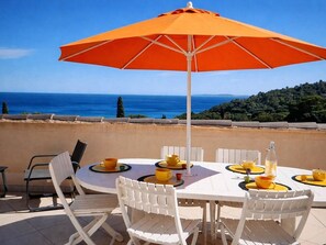 Outdoor dining - 3-room apartment for 6 with terrace, AC, private pool, parking (Le Lavandou)