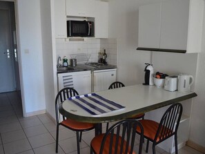 Kühlschrank, Wasserkocher mit Kaffee-/Teezubehör, Toaster