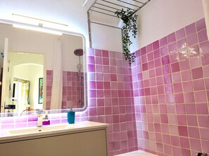 Combined shower/tub, hair dryer, towels, soap