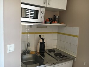 Réfrigérateur, micro-ondes, plaque de cuisson, cafetière/bouilloire