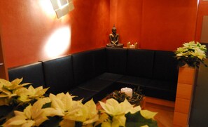 Lobby sitting area - St Raphael (Pinzolo)