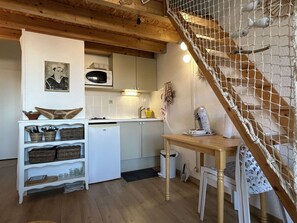 Jääkaappi, mikroaaltouuni, liesi, kahvin-/teenkeitin