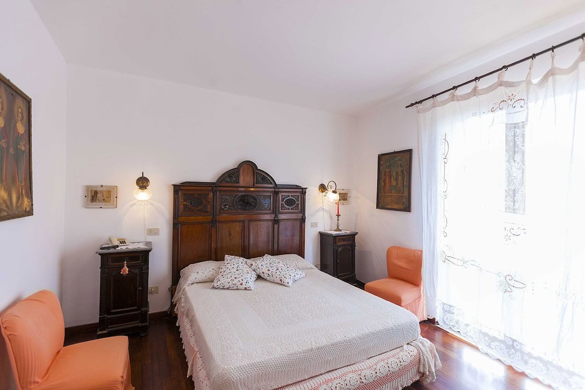 Habitación doble estándar, vista al mar | Minibar, caja de seguridad en la habitación y escritorio
