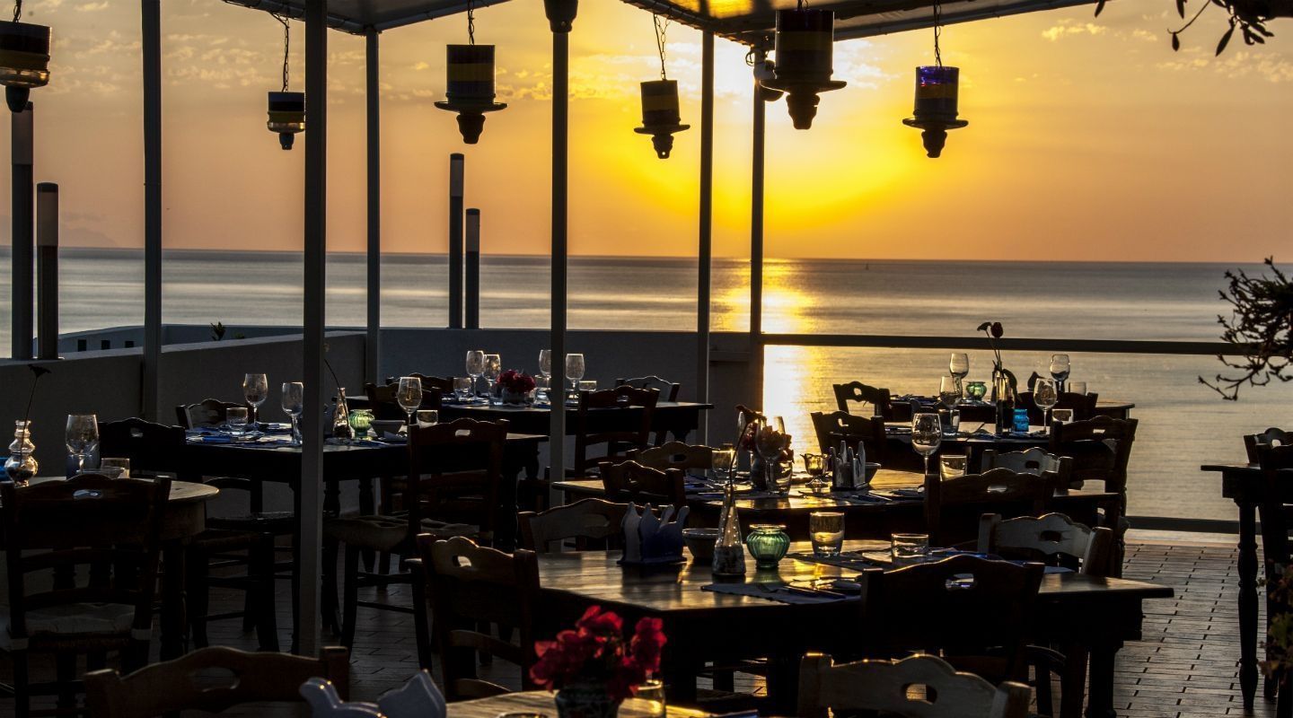 供应晚餐，地中海菜，海景