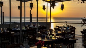 Dîner servi sur place, vue sur la mer