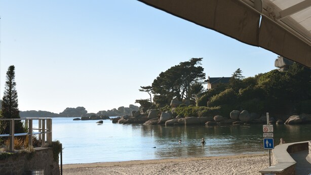 A beach with a rocky shoreline, a clear sky, and a sign indicating no swimming. - T2 with open view on the port of Ploumanac'h, Perros-Guirec (Perros-Guirec)