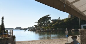 A beach with a calm sea, rocks, and trees. There is a sign indicating no swimming. - T2 with open view on the port of Ploumanac'h, Perros-Guirec (Perros-Guirec)