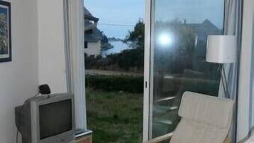 Televisie, een dvd-speler en een stereo