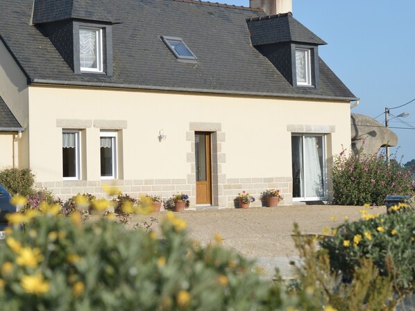 A two-story house with a sloped roof, a front door, and two windows. - T2 with open view on the port of Ploumanac'h, Perros-Guirec (Perros-Guirec)