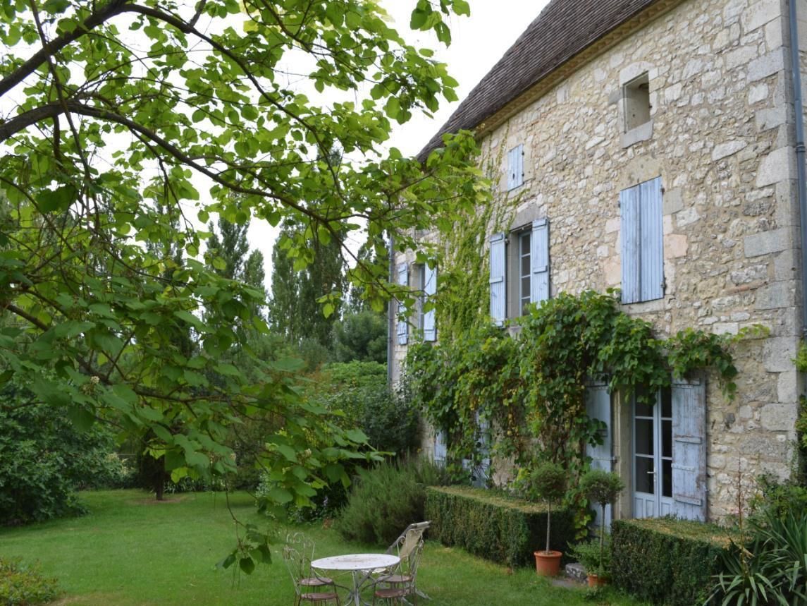 Soundproofing, free WiFi, bed sheets