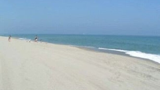 A beach with a clear sky and calm sea. - T2 + Mezzanine, 6 pers, Terrace, BBQ, Close to the beach (Port Barcarès)